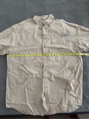 Columbia Men’s Bonehead Short-Sleeve Button-Down Shirt in Khaki/Cream